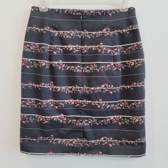 💕Worthington Black Pencil Skirt with Floral & Birds Print Women's Size 8 Petite - Picture 3 of 10